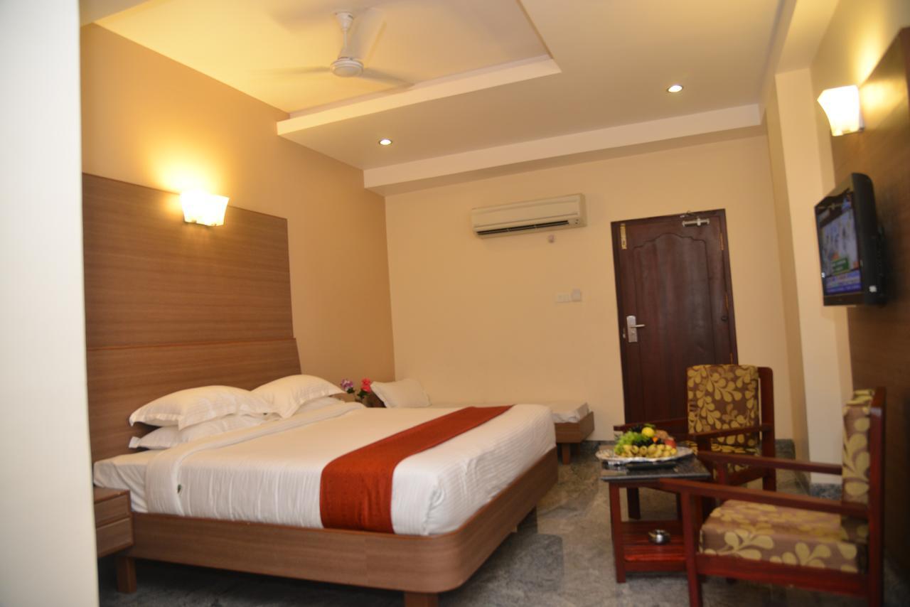 Sri Balaji Hotels Tiruchengodu Esterno foto